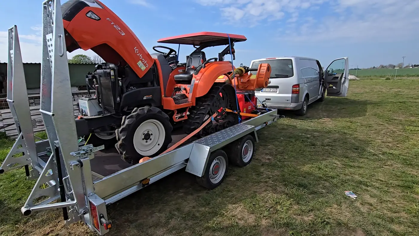 Kubota auf Anhänger für Landtechnik-Vermietung